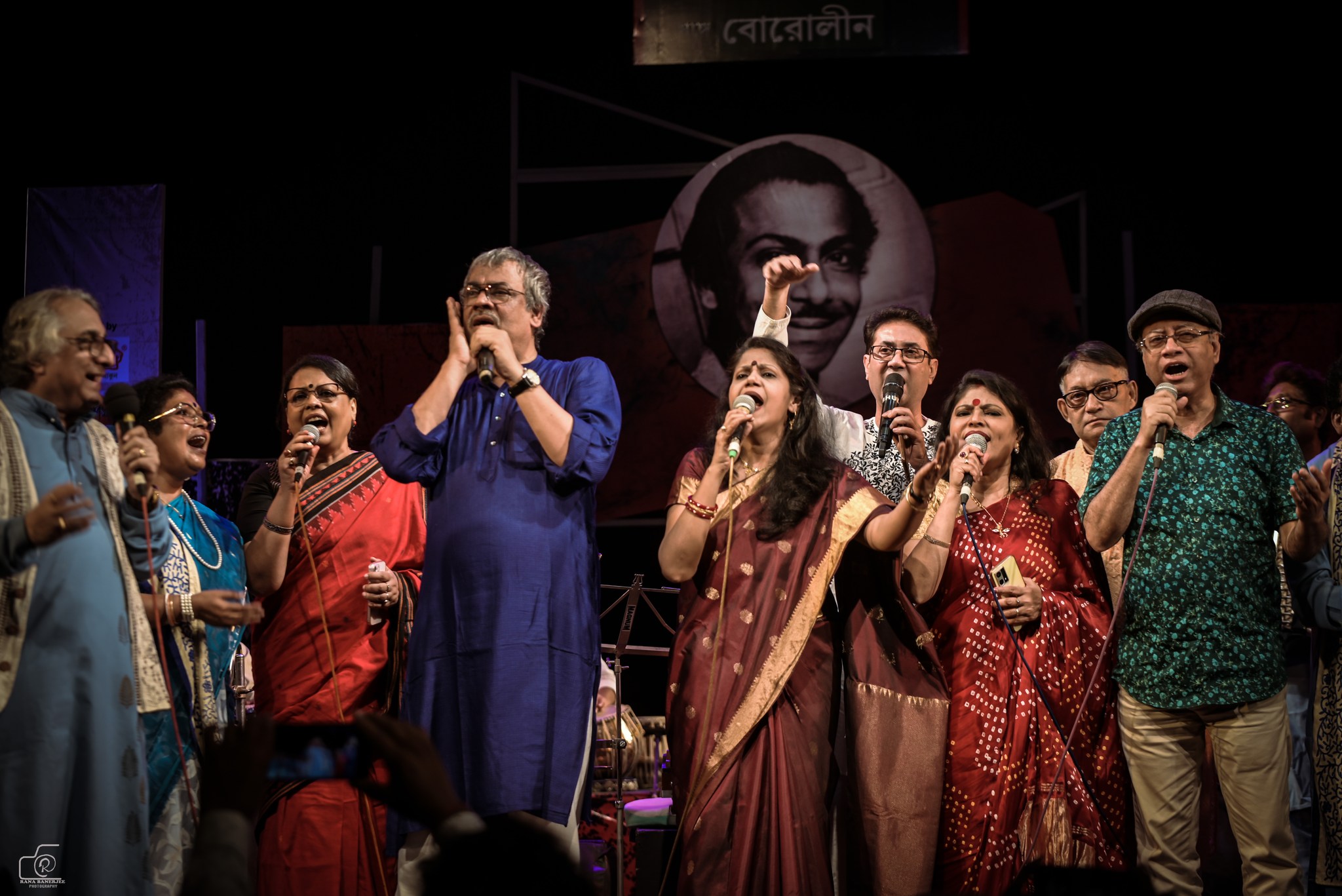 All artists namely Srikanta Acharya, Saikat Mitra, Lopamudra Mitra, Shampa Kundu, Antara Chowdhury, Kazi Kamal Nasser, Kalyan Sen Barat with Calcutta Choir performing 'Pothe Ebar Namo Shathi'.